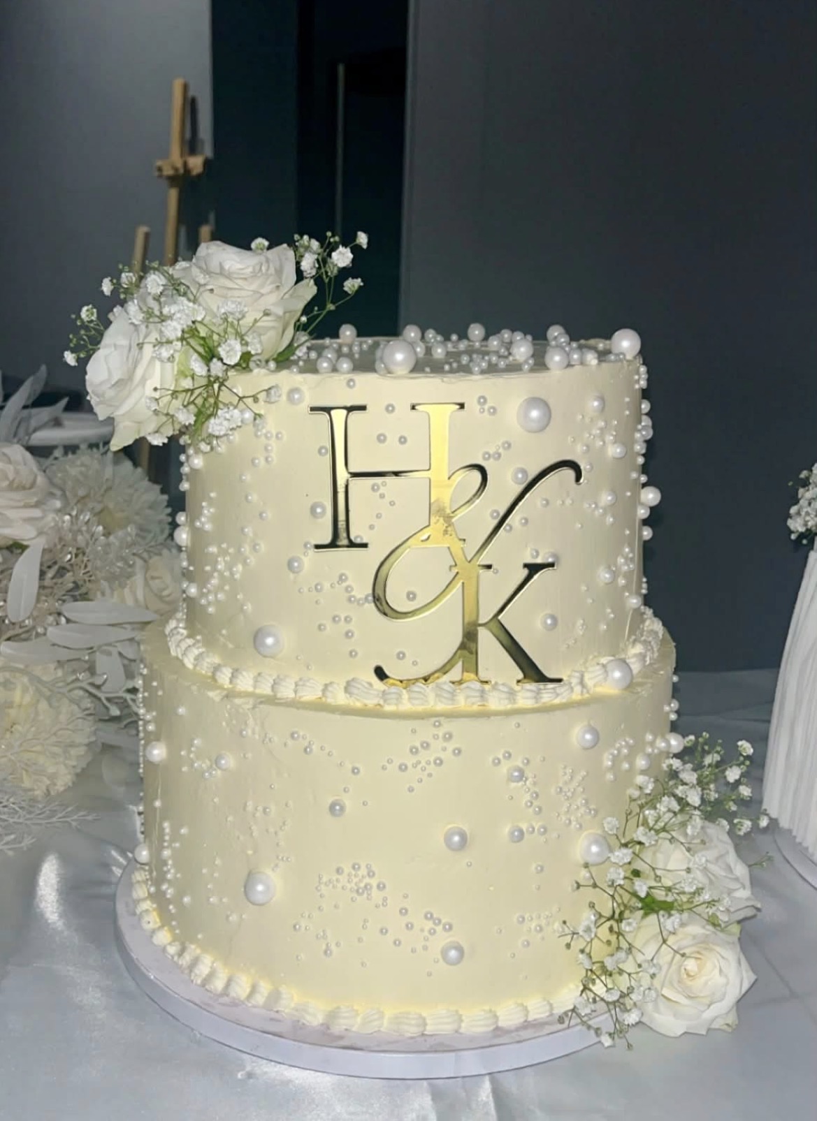 Gâteau de mariage deux étages, perles et fleurs blanches