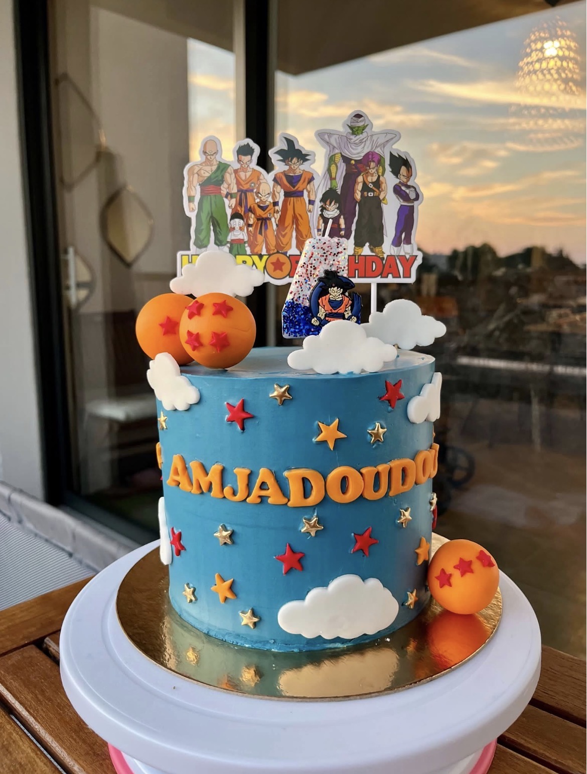 Gâteau thématique bleu pour enfant avec décors en pâte à sucre