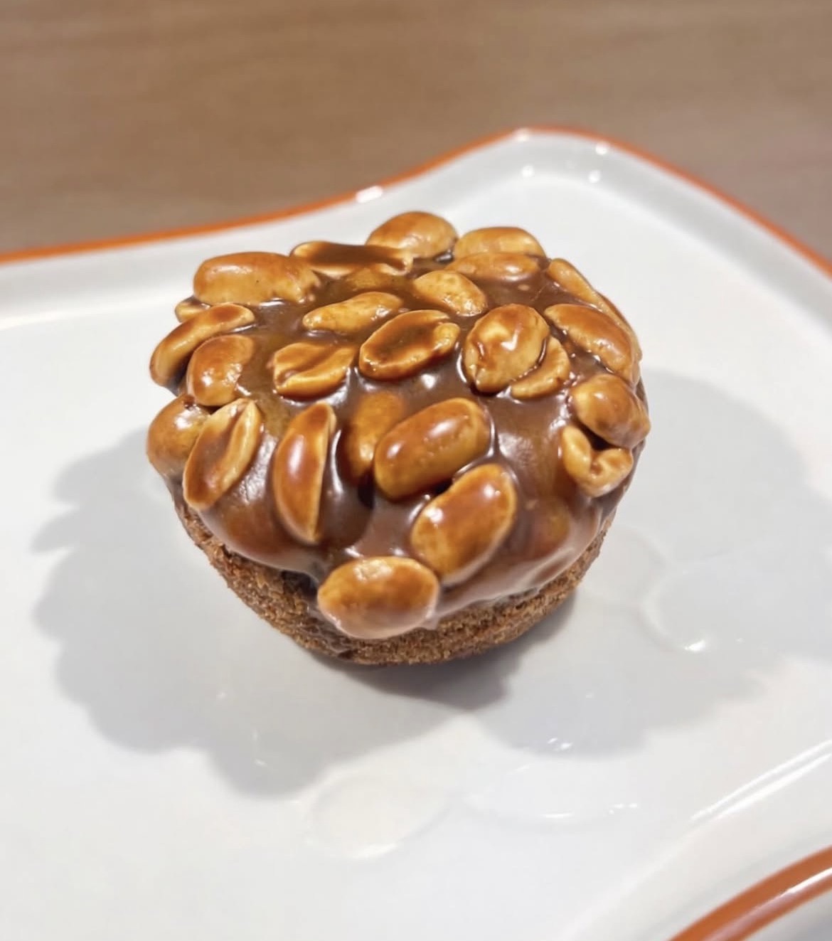 Caramel beurre salé maison, cacahuètes et glaçage chocolat au lait