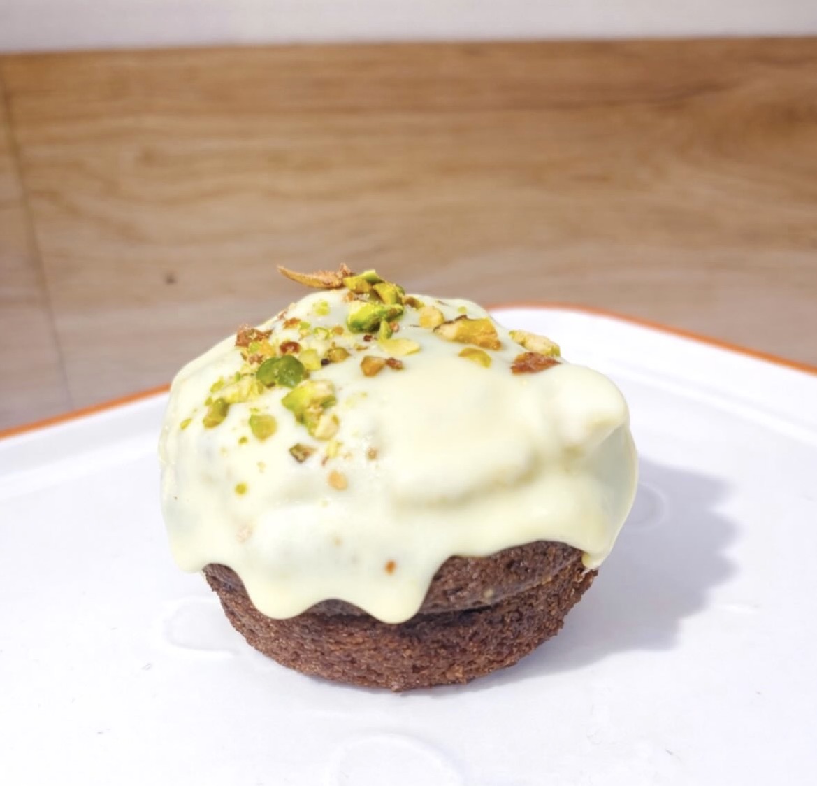 Crème pistache maison, pistaches et glaçage chocolat blanc